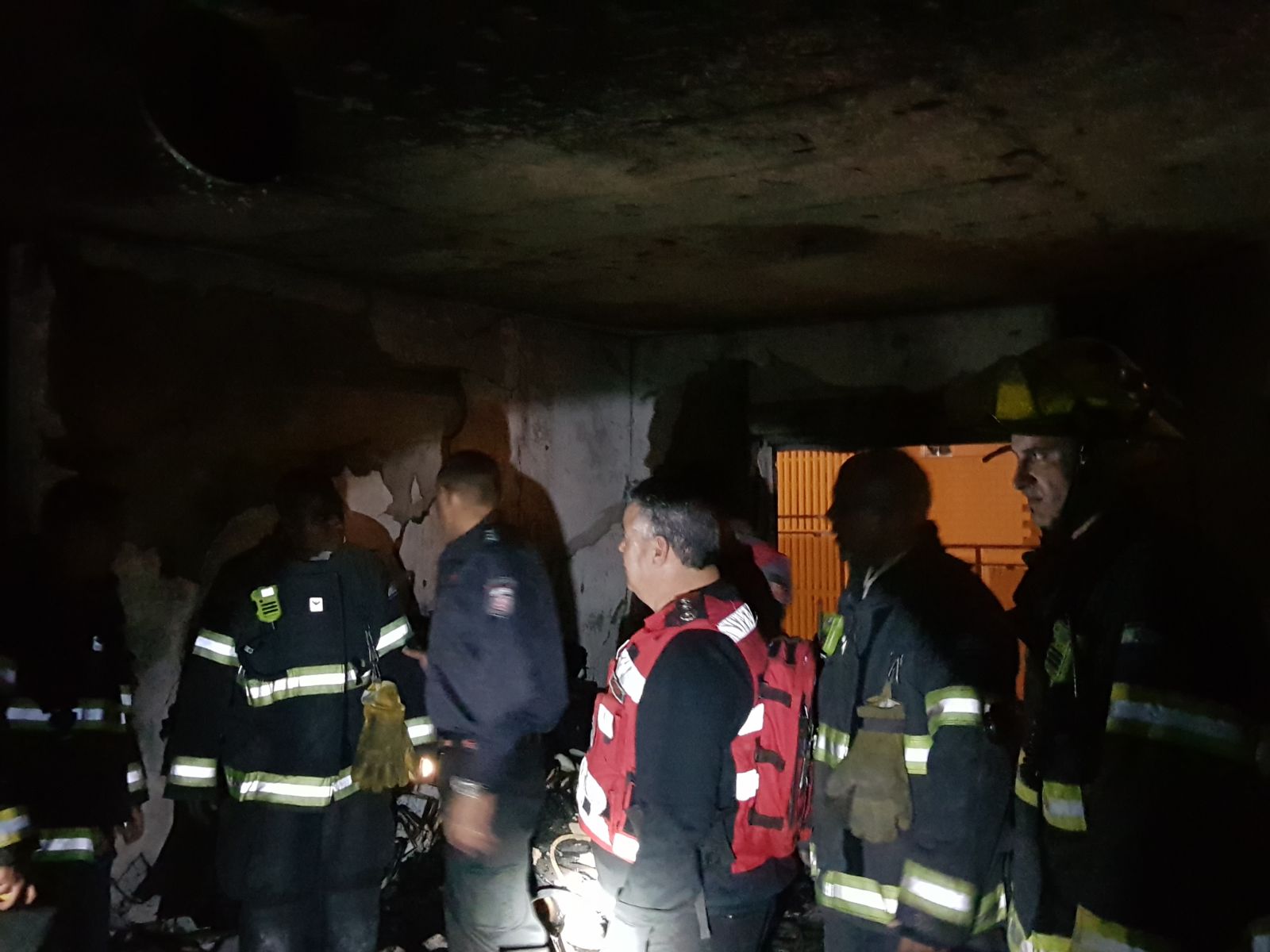 כוחות הכיבוי בתוך הדירה המפוייחת (צילום: כיבוי והצלה נגב)