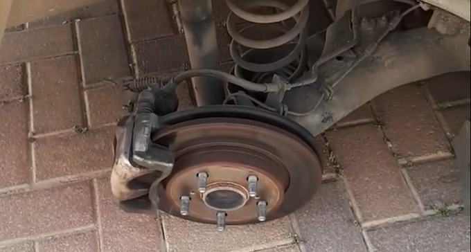 רכב טויוטה שנשאר בלי גלגלים. לפעמים פרוצים לכמה כלי רכב באותו רחוב (צילום: באר שבע ביחד)