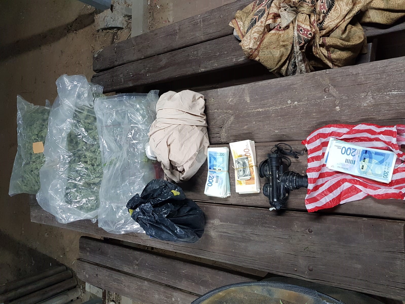 מזומנים וסמים בביר הדאג' (צילום: דוברות המשטרה)