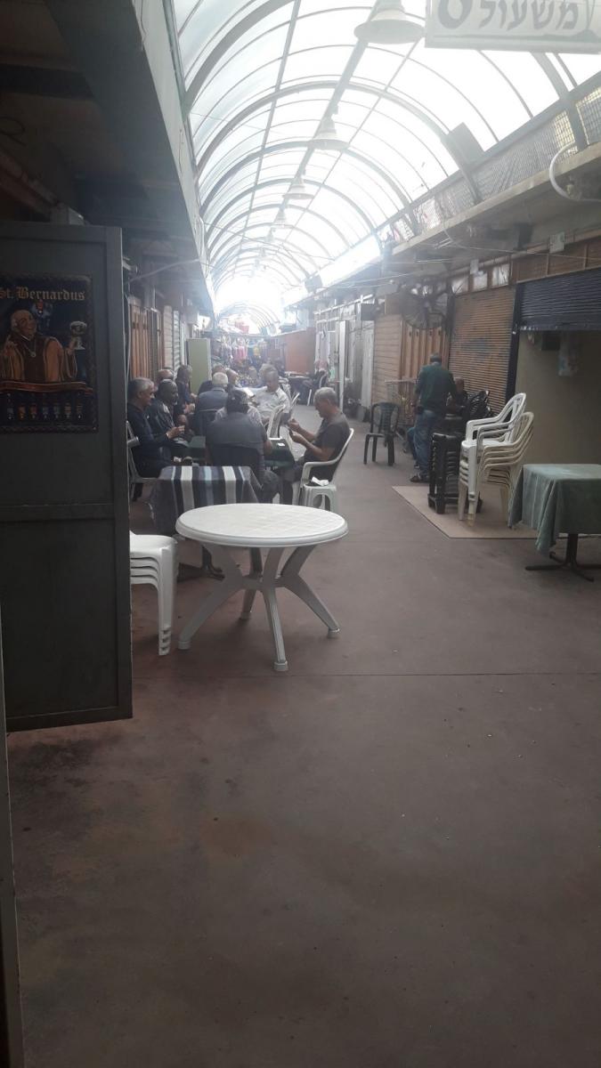 באי השוק יושבים בכניסות לבתי עסק ובתי קפה. מערוף טוען כי מדובר בהתנכלות כלפיו