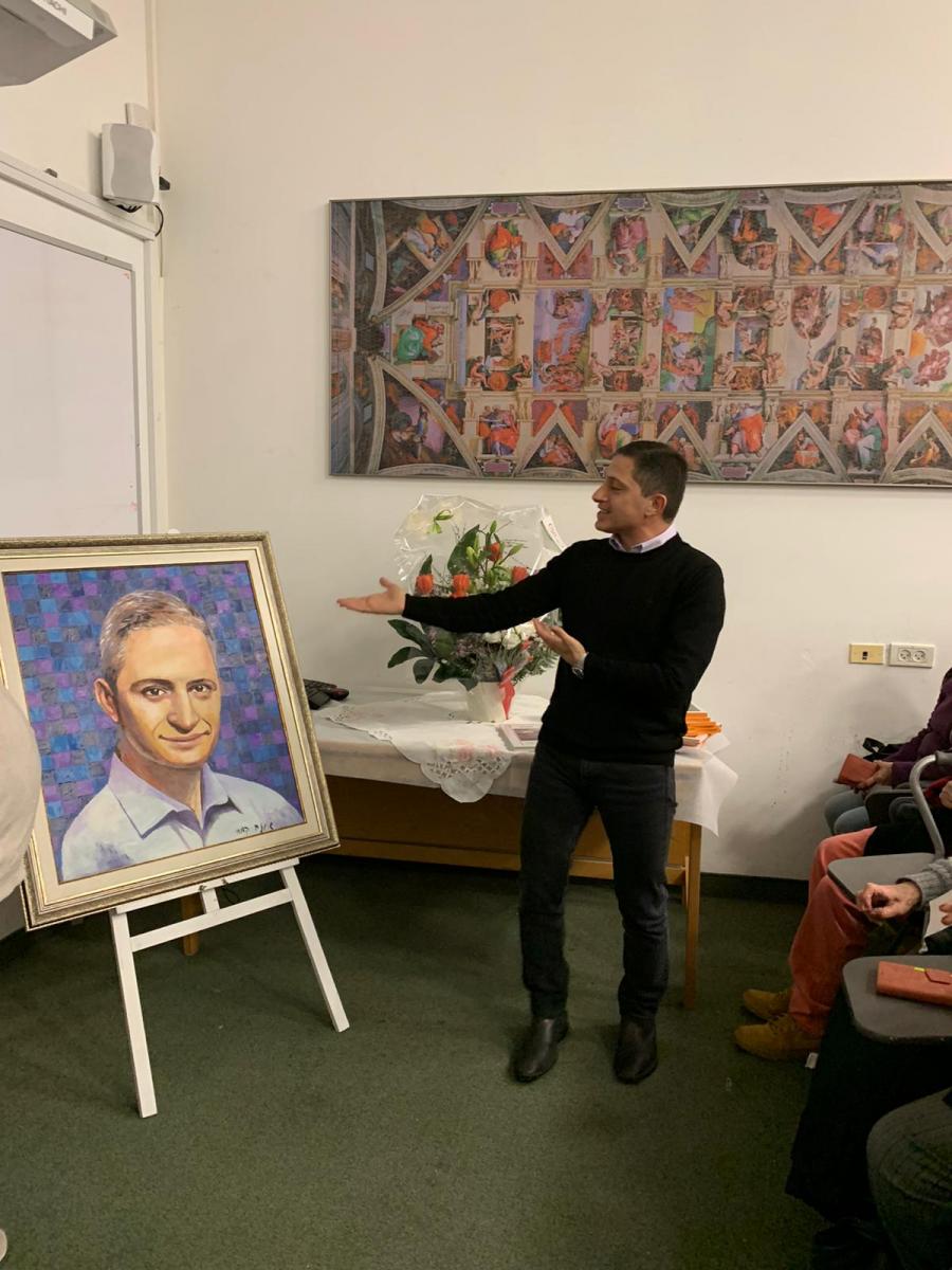 ריגש אותה עד דמעות. דנילוביץ' ודיוקנו כמתנת הפתעה