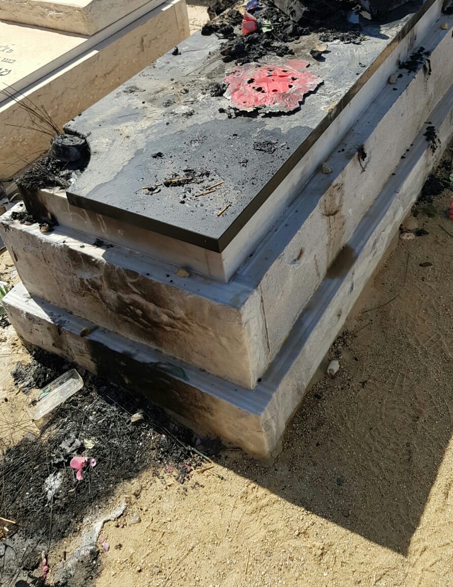 לחלקת הקבר נגרם נזק כבד (צילום: דוברות המשטרה)