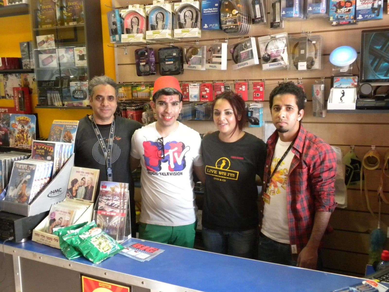 היו ימים: הצוות המלא של פליי רקורדס במסיבת פורים בחנות