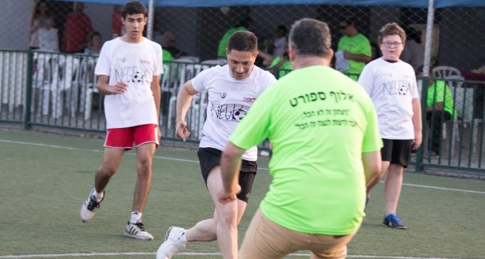 תחילה, רצה להיות שחקן כדורגל (צילום באדיבות העירייה)