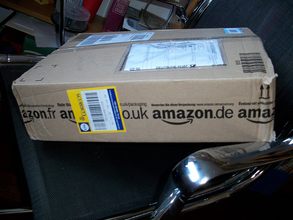 חבילה של אמזון. זמני השליוח התקצרו (צילום: JJ MERELO / CC BY 2.0)