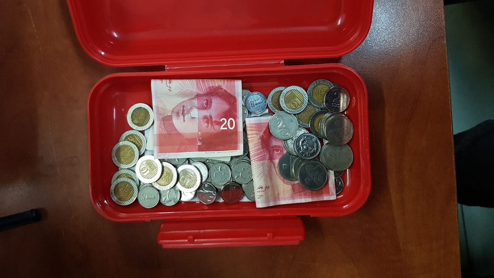 קופת הבית. המשטרה פשטה על דירות הימורים (צילום: דוברות המשטרה)