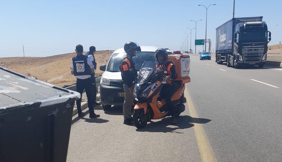 צוותי איחוד הצלה מפטלים בנפגע החרדה בצומת גורל (צילום: דוברות איחוד הצלה)