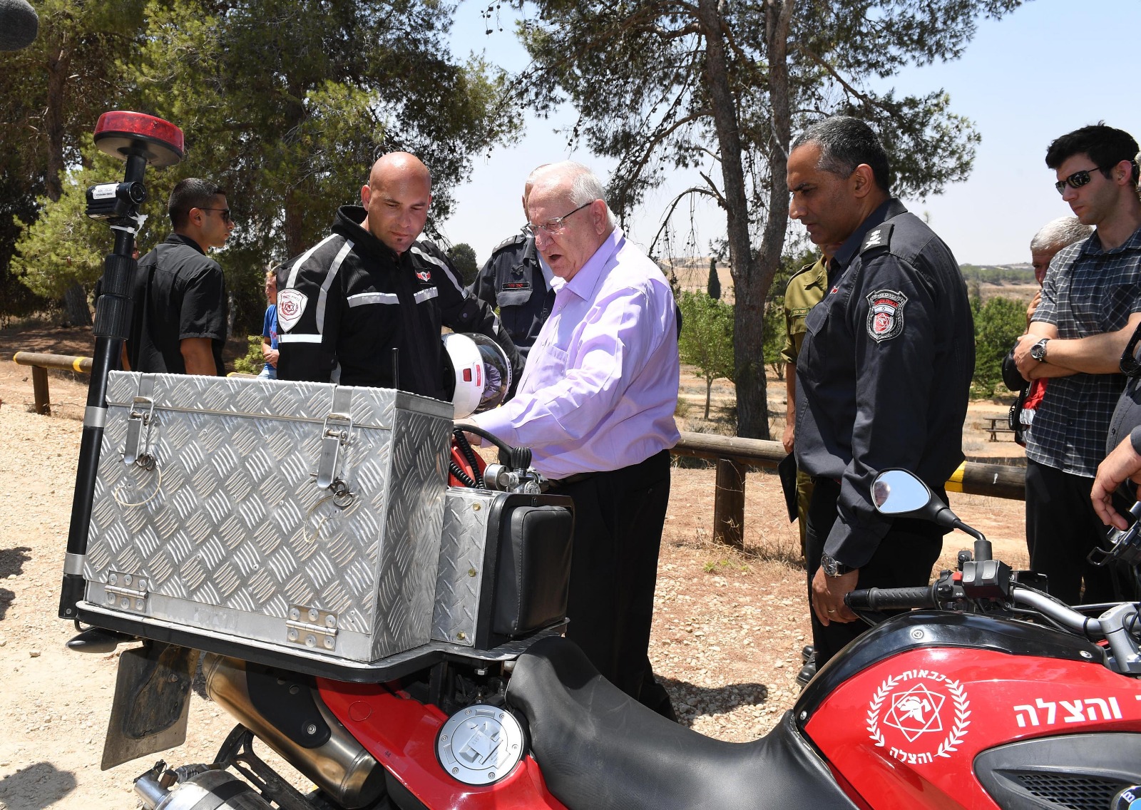 הנשיא במפגש עם כוחות ההצלה (צילום: כיבוי והצלה נגב)