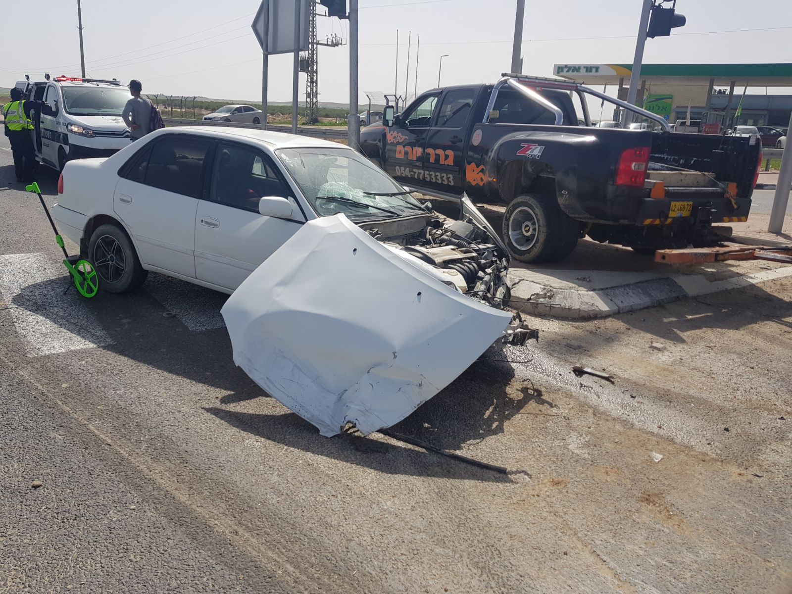 בוחני תנועה וגרר בזירת האירוע (צילום: שניר לוי)