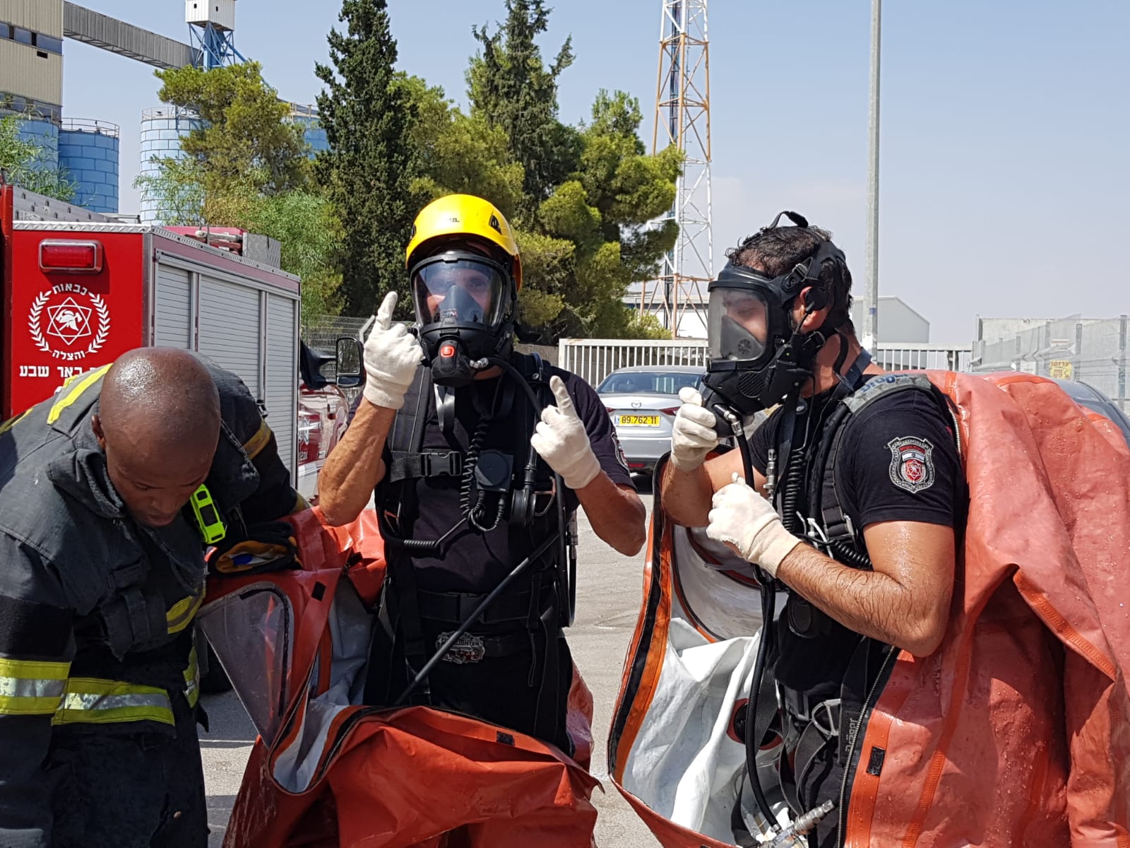 מטפלים בדליפת האמוניה (צילום: כיבוי והצלה)