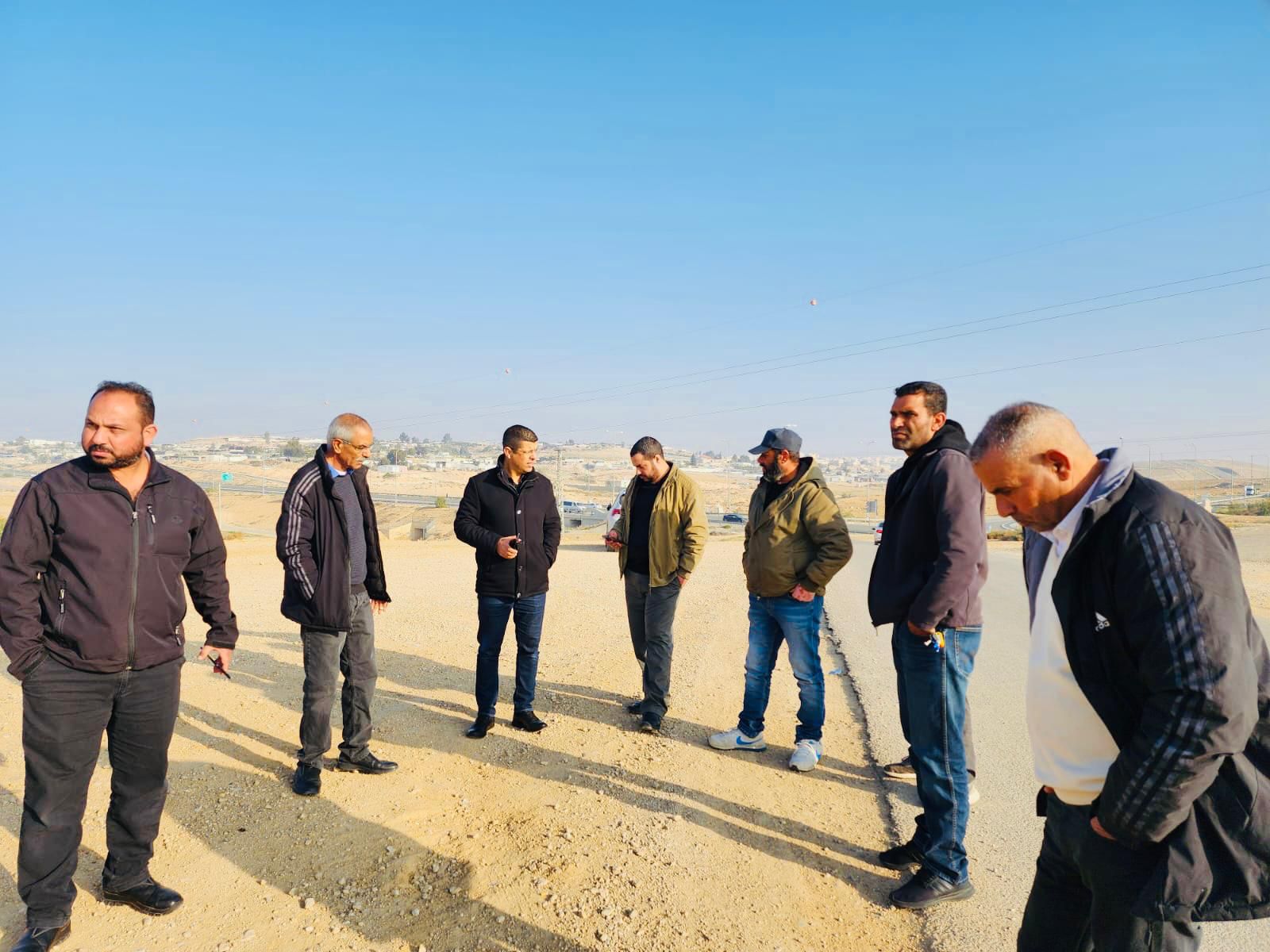 ח''כ וליד אל הוואשלה עם תושבי האיזור (צילום: דוברות הח''כ)