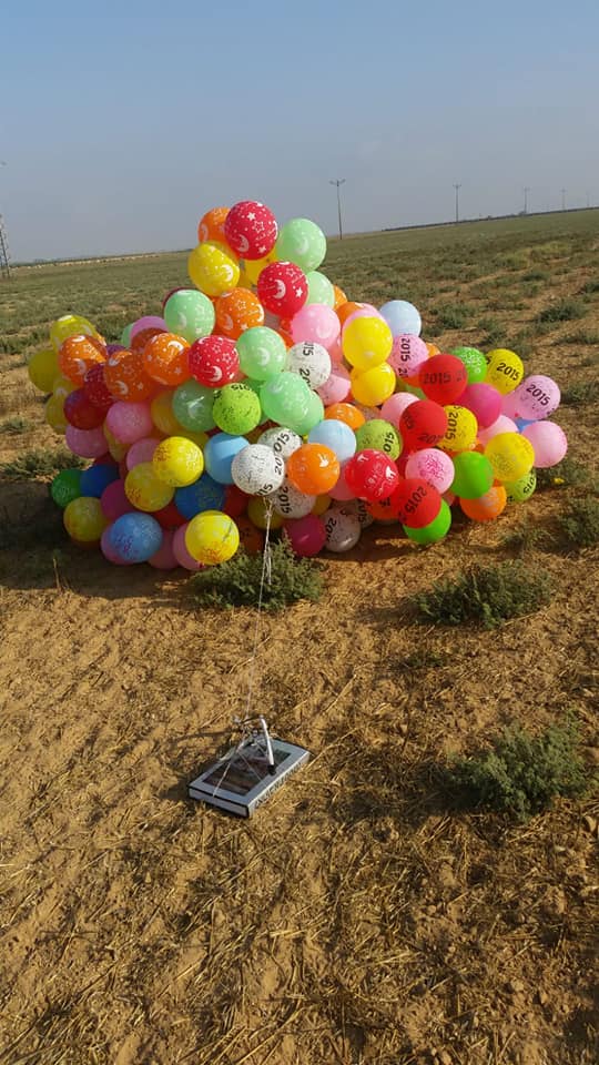 צרור בלונים עם מטען נפץ, שנחת הבוקר באשכול (צילום: ביטחון אשכול)