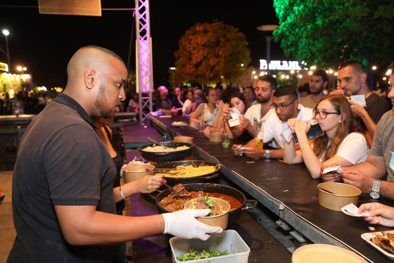 מנות השף אבי ביטון, בכשרות בהשגחת הרבנות, הוגשו בדוכנים (צילום: הרשות לפיתוח הנגב)