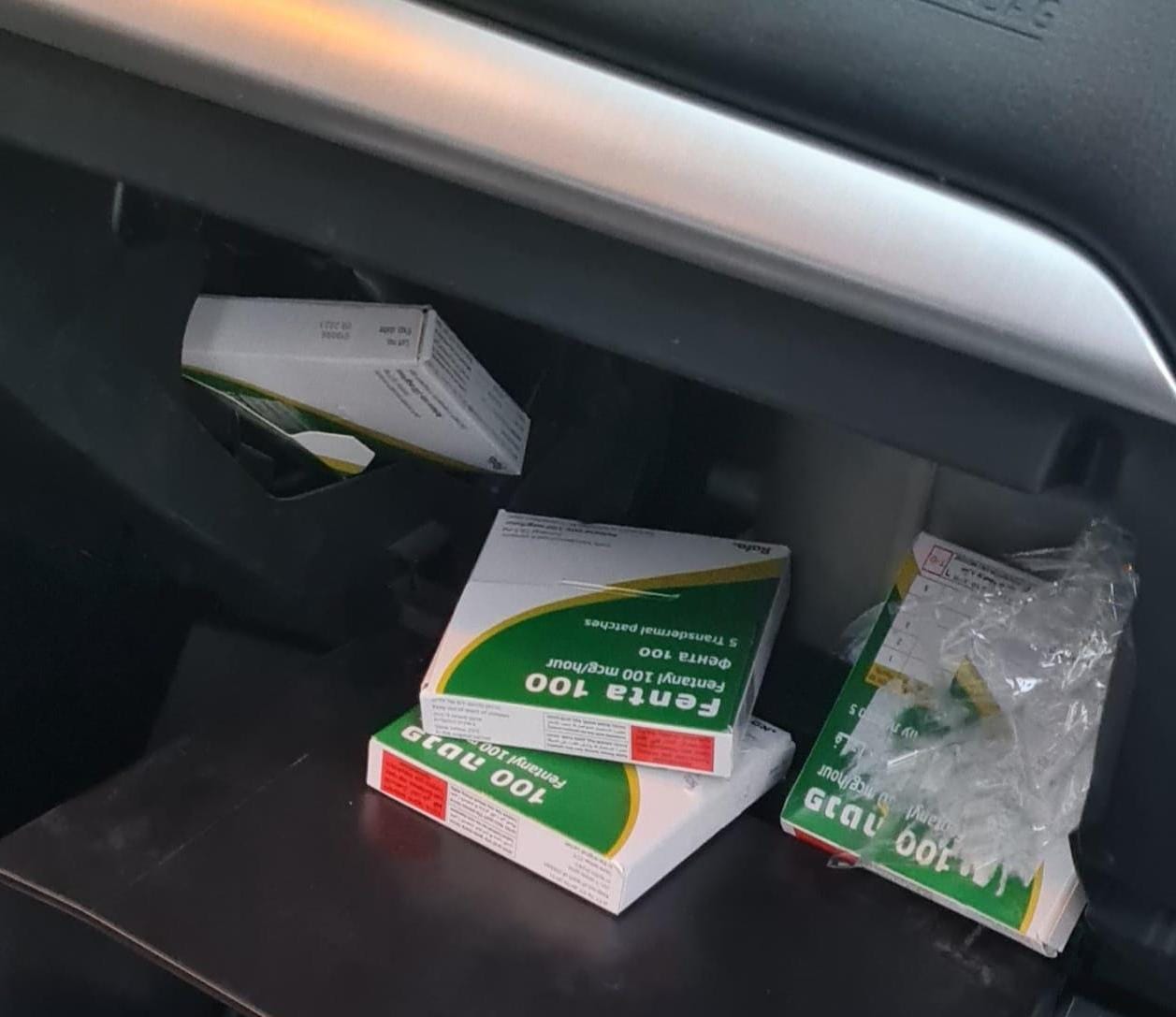 מדבקות פנטה שנתפסו אצל החשוד (צילום: משטרת ישראל)