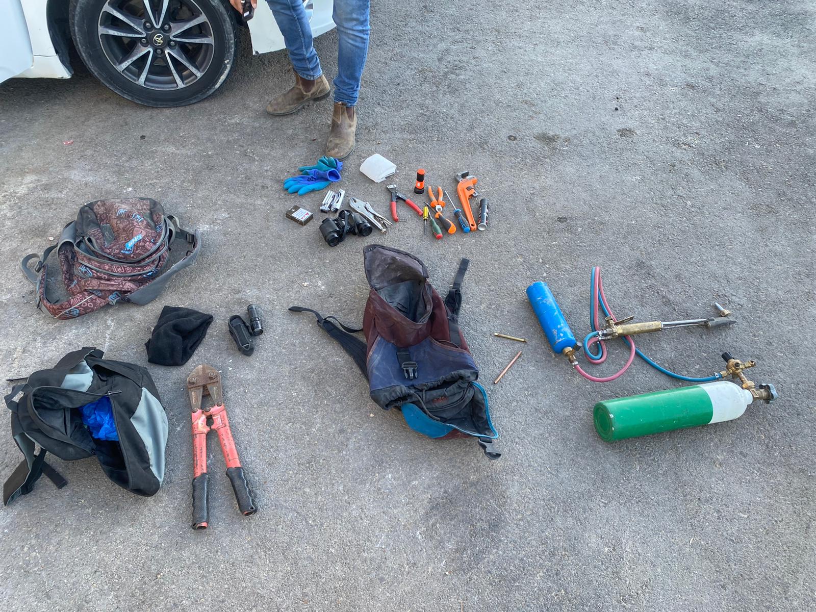 חלק מכלי הפריצה שנמצאו אצל החשודים (צילום: דוברות המשטרה)