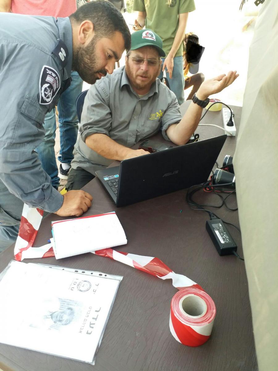 אנשי משטרה, ביחד עם מתנדבי יח' הכלבנים - בעת החיפושים (צילום: יח' הכלבנים)