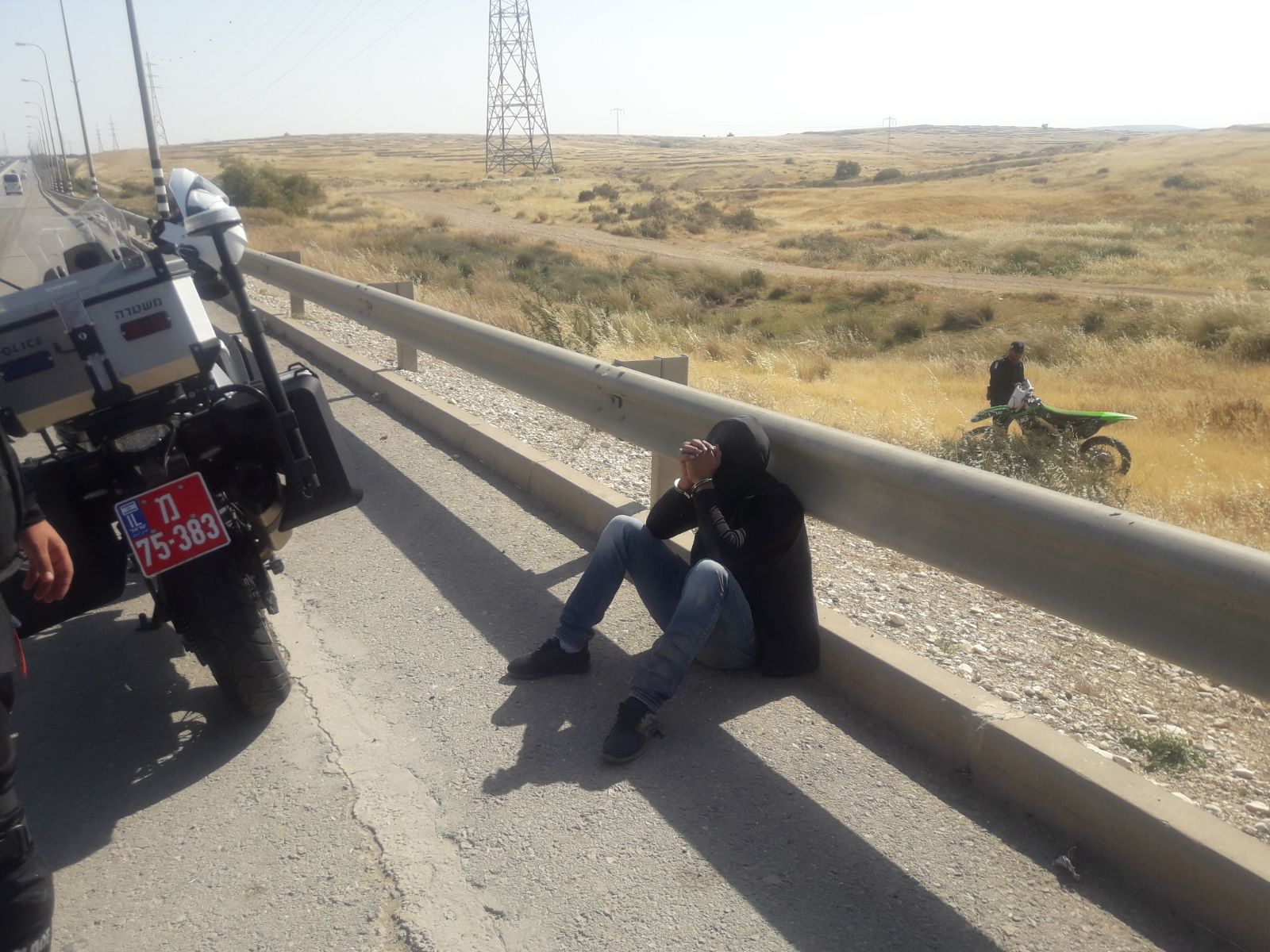 נהג האופנוע בעת המעצר (צילום: דוברות המשטרה)