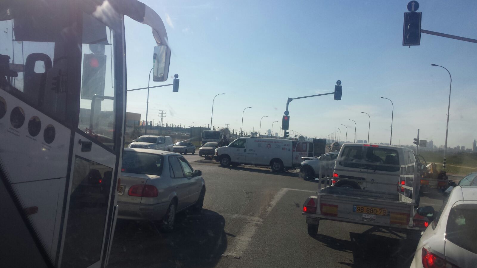 בזירת התאונה נוצר פקק גדול (צילום: עופר אלון)