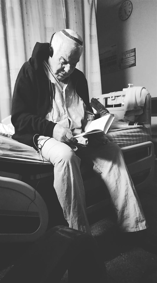 הצילום האחרון: דדה מתפלל בשיחת וידאו עם רבו (צילם בנו ערך, מתוך פייסבוק)