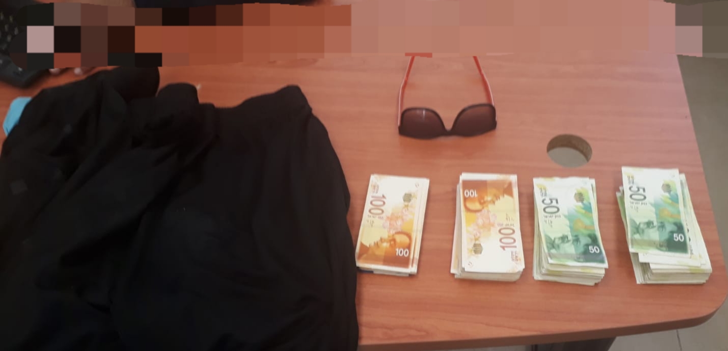 הכסף שנגנב מהסניף (צילום: דוברות המשטרה)