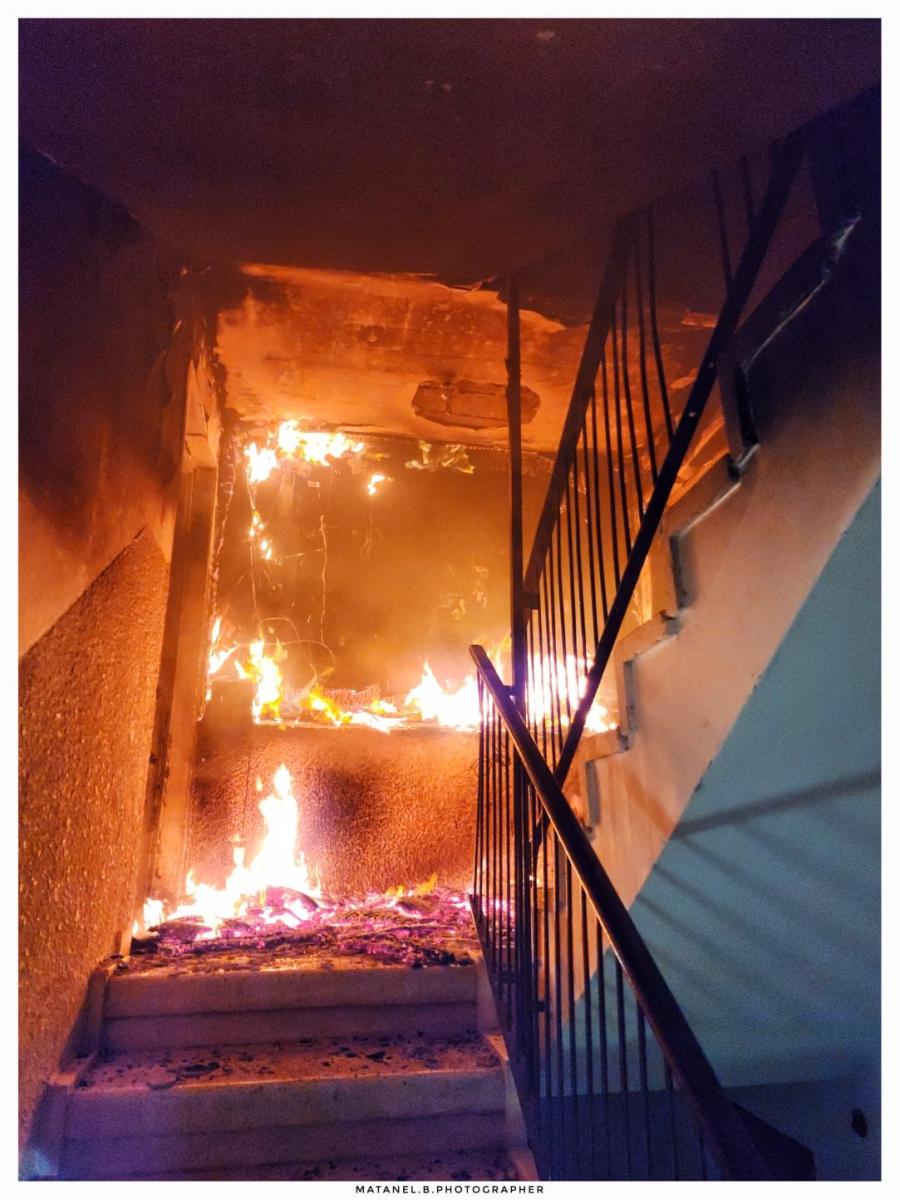 הבניין הבוער בשאול המלך (צילום: מתנאל בושרי- כיבוי והצלה)
