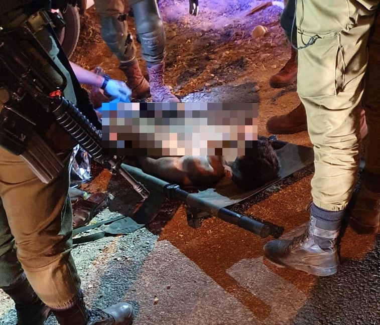 המחבל בזירת האירוע (צילום: ניר שורמן)