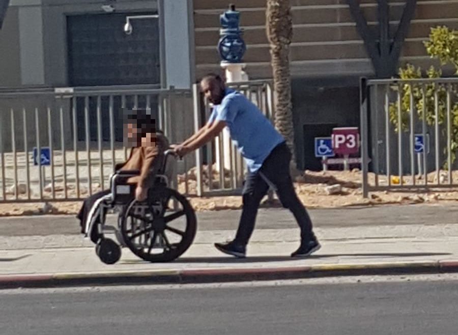 נהג מסייע לנוסע, ליד קונכייה. ''עוזרים כל יום, וסופגים אלימות'' (צילום סלולרי)