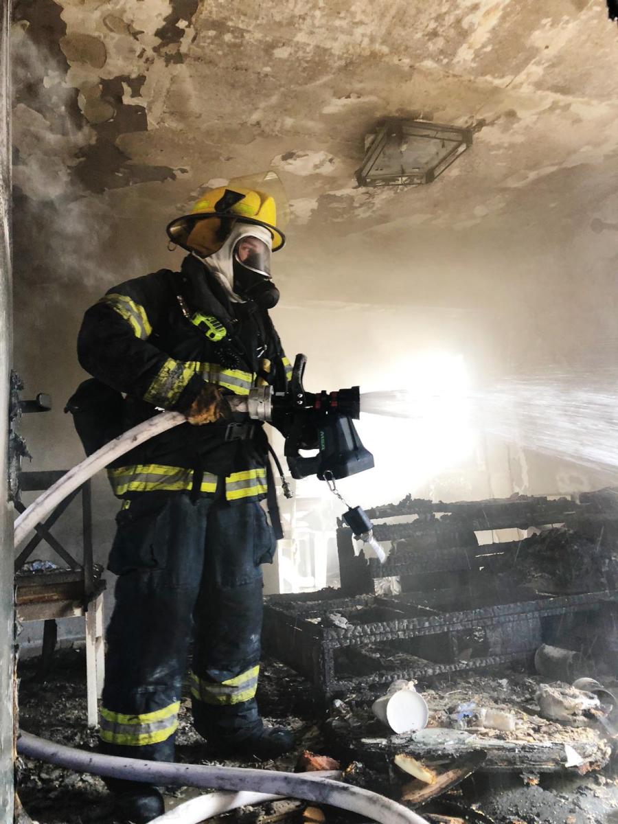 לוחם אש בתוך הדירה (צילום: דוברות כיבוי והצלה נגב מזרחי)