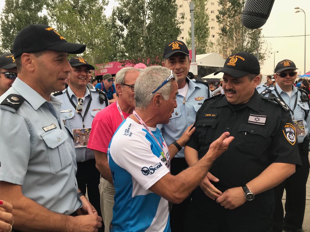 מארגן המירוץ, סליבן אדמס, עם מפכ''ל המשטרה (צילום: משטרת ישראל)