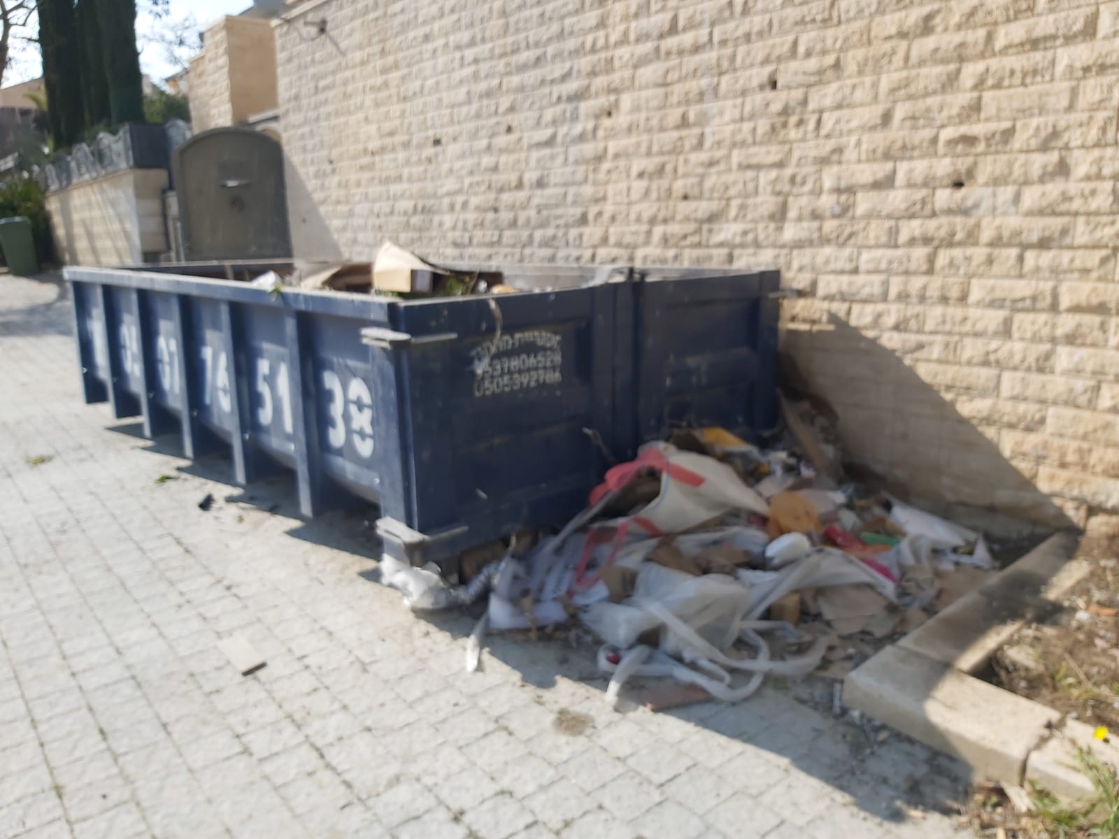 יש מכולה, אבל את האשפה זורקים ליד, באחד מיישובי הנגב (צילום: משה פריאל)