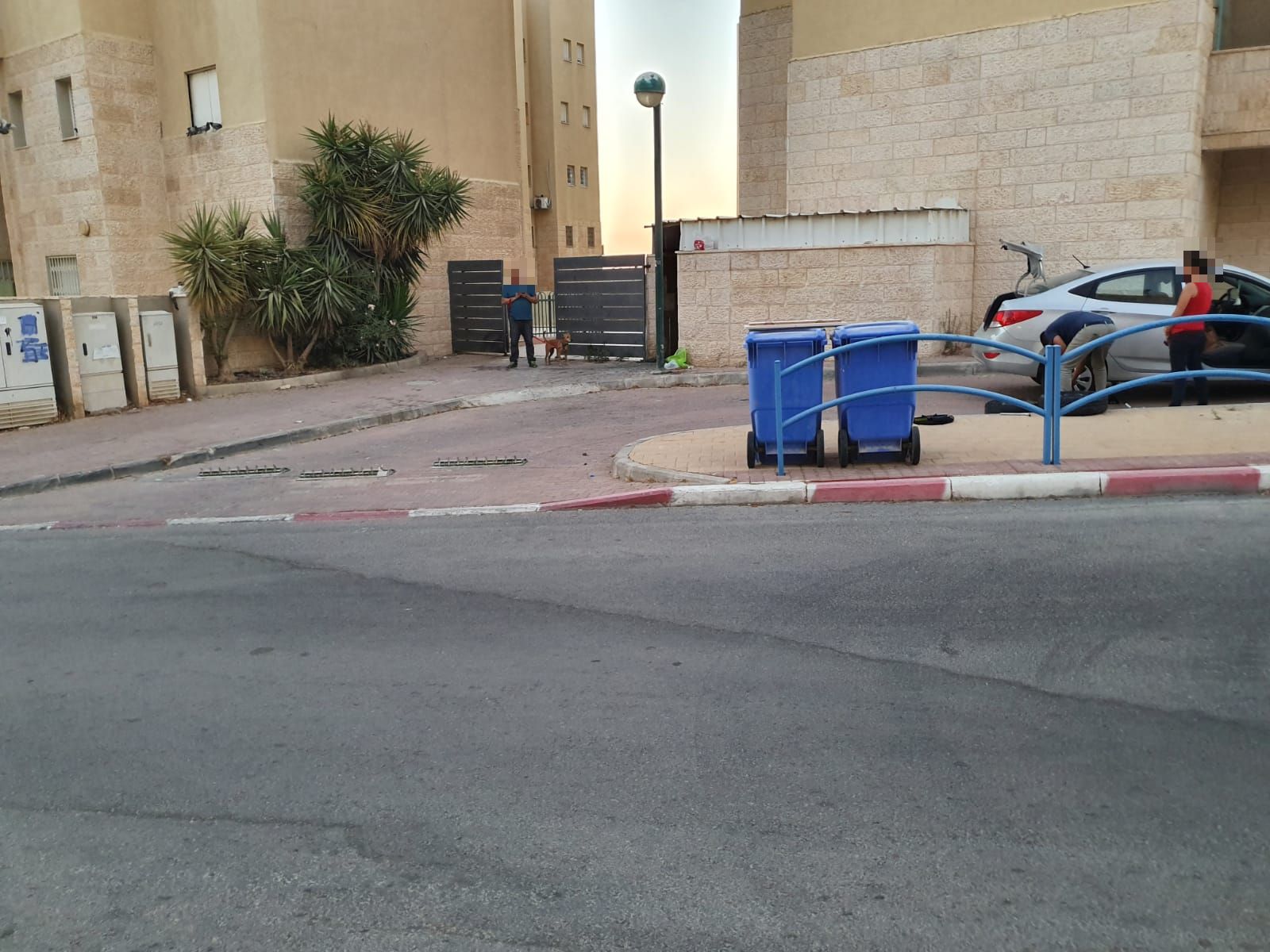 אין סימון אזהרה. הכניסה לרחוב והרכב המפונצ'ר (צילום סלולרי)