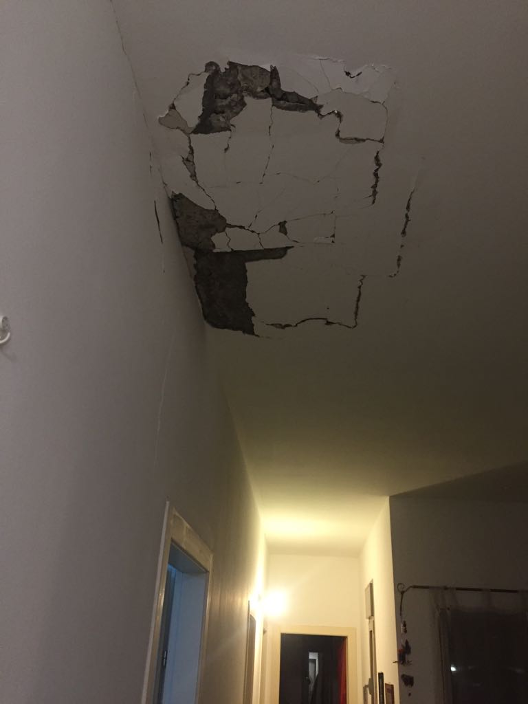 הנזק לבית שסמוך למקום נפילת הפצמ''ר (צילום: עדי מאירי, דוברות שער הנגב)