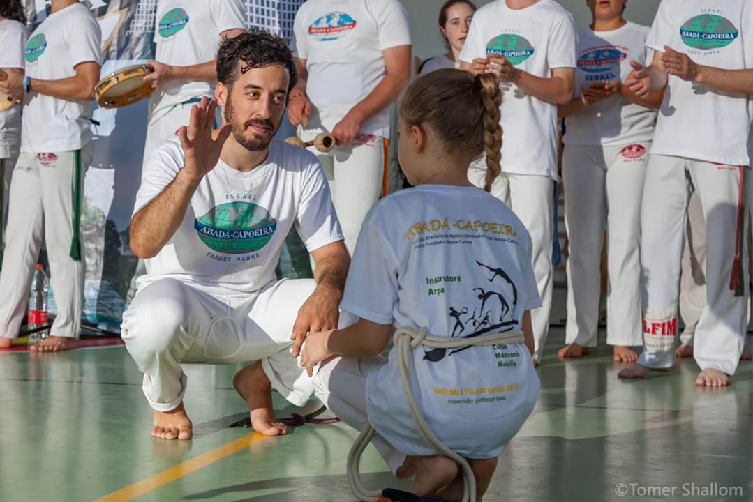 משה עם תלמידה. עובד כמדריך קפוארה (צילום: באדיבותו)