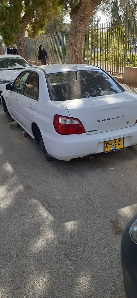 רכב בלי גלגלים בחניה בקרבת בתי החולים (צילום סלולרי)