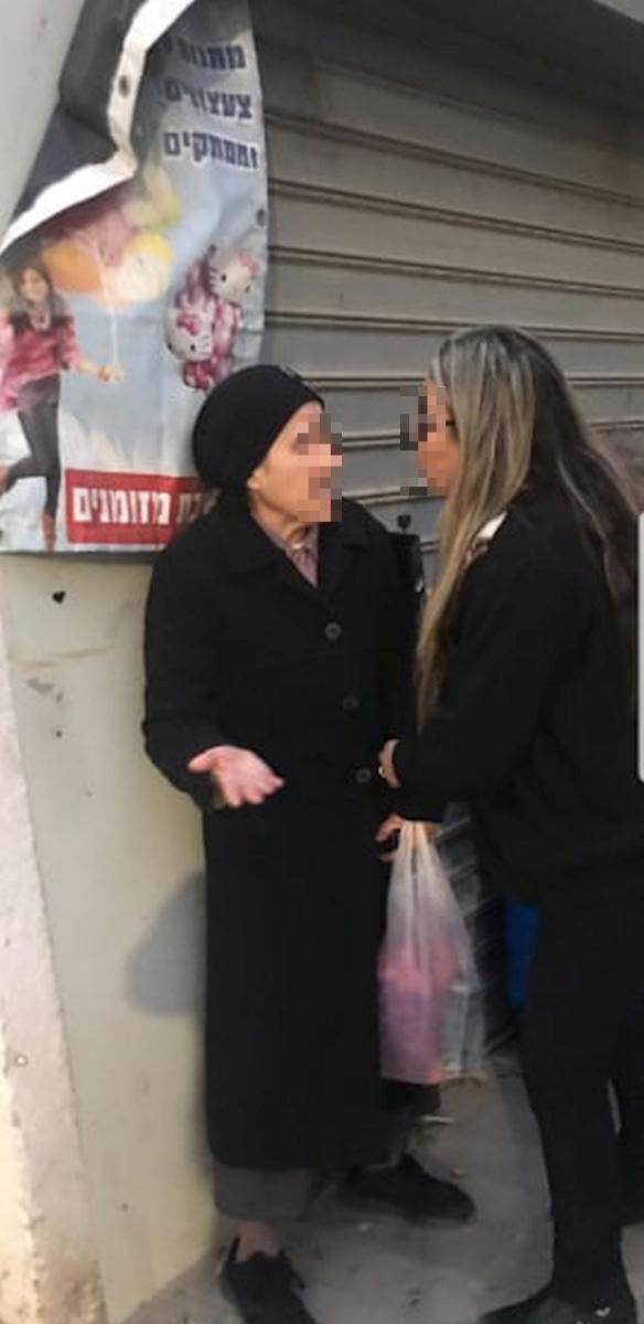 מרססת הצבע (משמאל) מול בעלת החנות (צילום רץ ברשתות, ללא קרדיט)