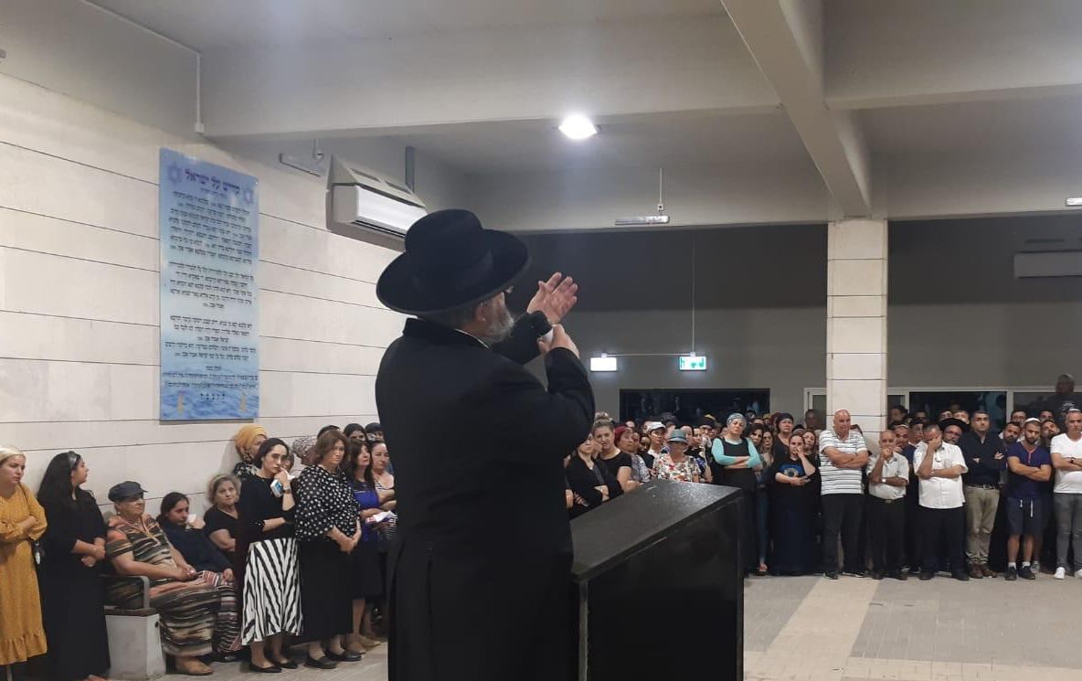 אלפים ליוו את הנער בדרכו האחרונה. ר' יהודה דרעי ספד לו (צילום: דוברות זק''א)