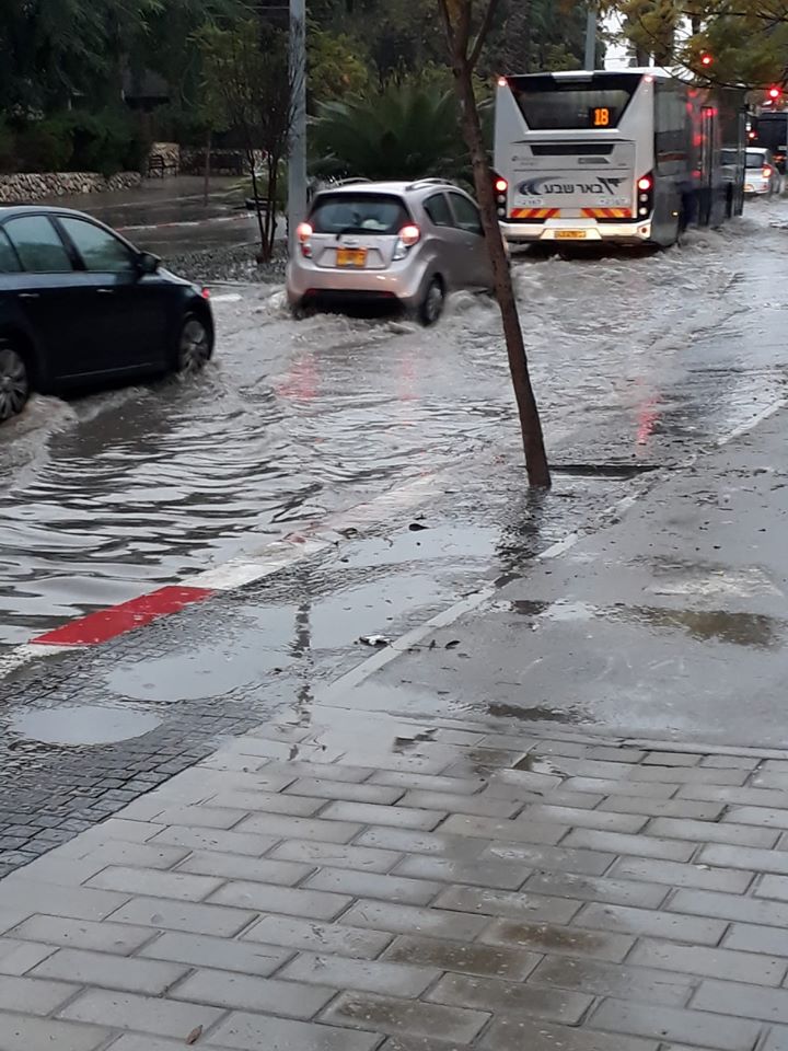 זה לא ונציה: זו דרך מצדה פינת שמשון (צילום: לידור כהן / באר שבע ביחד)