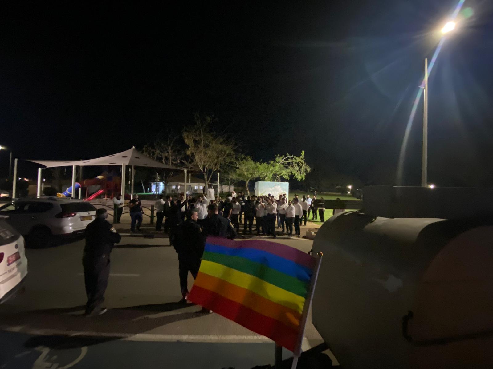 הפגנת תושבים מחוץ לביתו של אחד המארגנים (צילום סלולרי, ללא קרדיט)