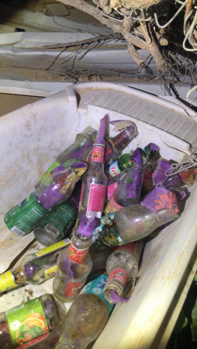 בקבוקי התבערה שנמצאו בחיפושים ביישוב (צילום: דוברות המשטרה)
