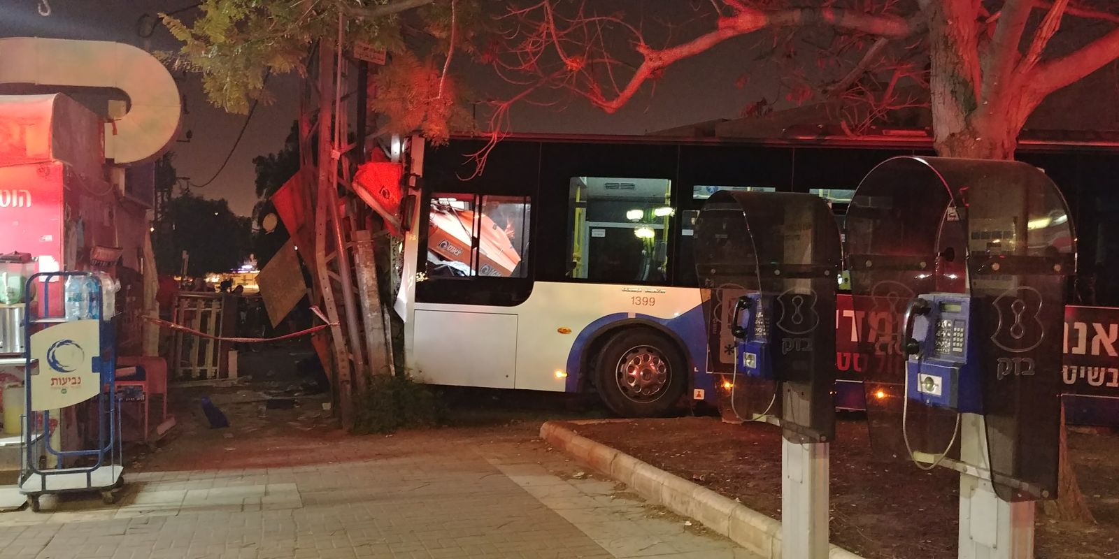 זירת התאונה. בעל דוכן הפיס יצא שניה לפני (צילום: בן בודה / ברנז'ה NEWS)