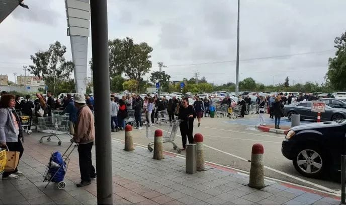 מרכולים בבאר שבע, שפתוחים בשבת התחילו להגביל את הכניסה עד 100 איש (צילום: יונתן דוד / באר שבע ביחד)