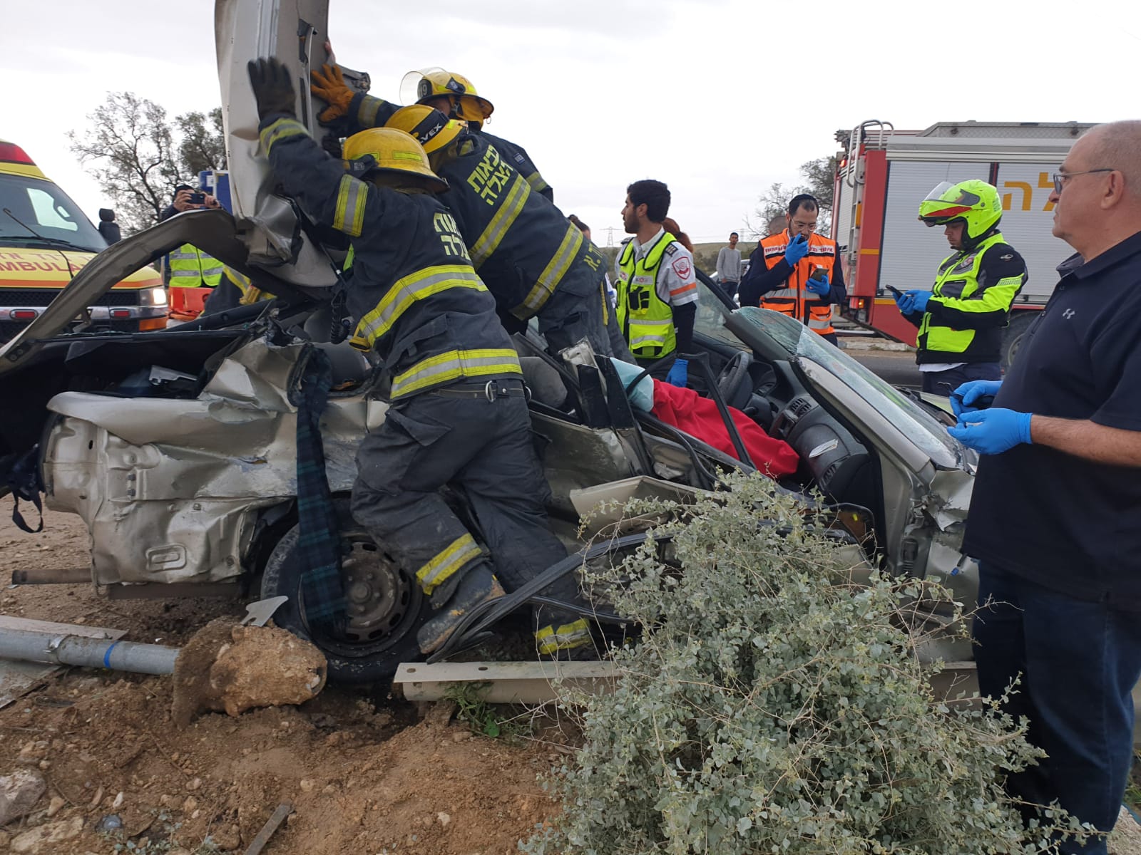 כוחות כיבוי והצלה בזירה (צילום: תיעוד מבצעי כיבוי והצלה נגב)