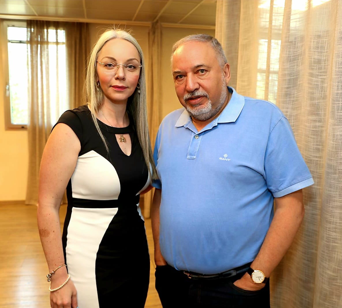 ג'ולי קייט והשר ליברמן (צילום: יח''צ / שימוש הוגן על פי סעיף 27 א')