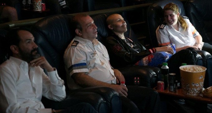 דור ציציאשווילי ז''ל, צופה בסרט יחד עם אנשי מד''א (צילום: יחקאל איטקין, תיעוד מבצעי מד''א)