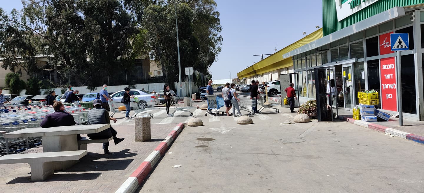 שומרים על מרחק בתור לסופר (צילום: באדיבות ליאור טרבלסי)