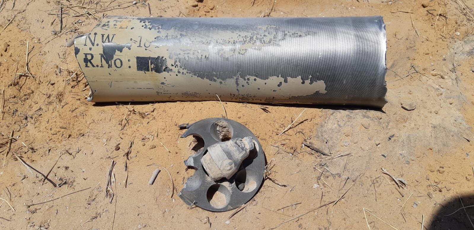 שרידי אחת הרקטות באשכול (צילום: ביטחון אשכול)