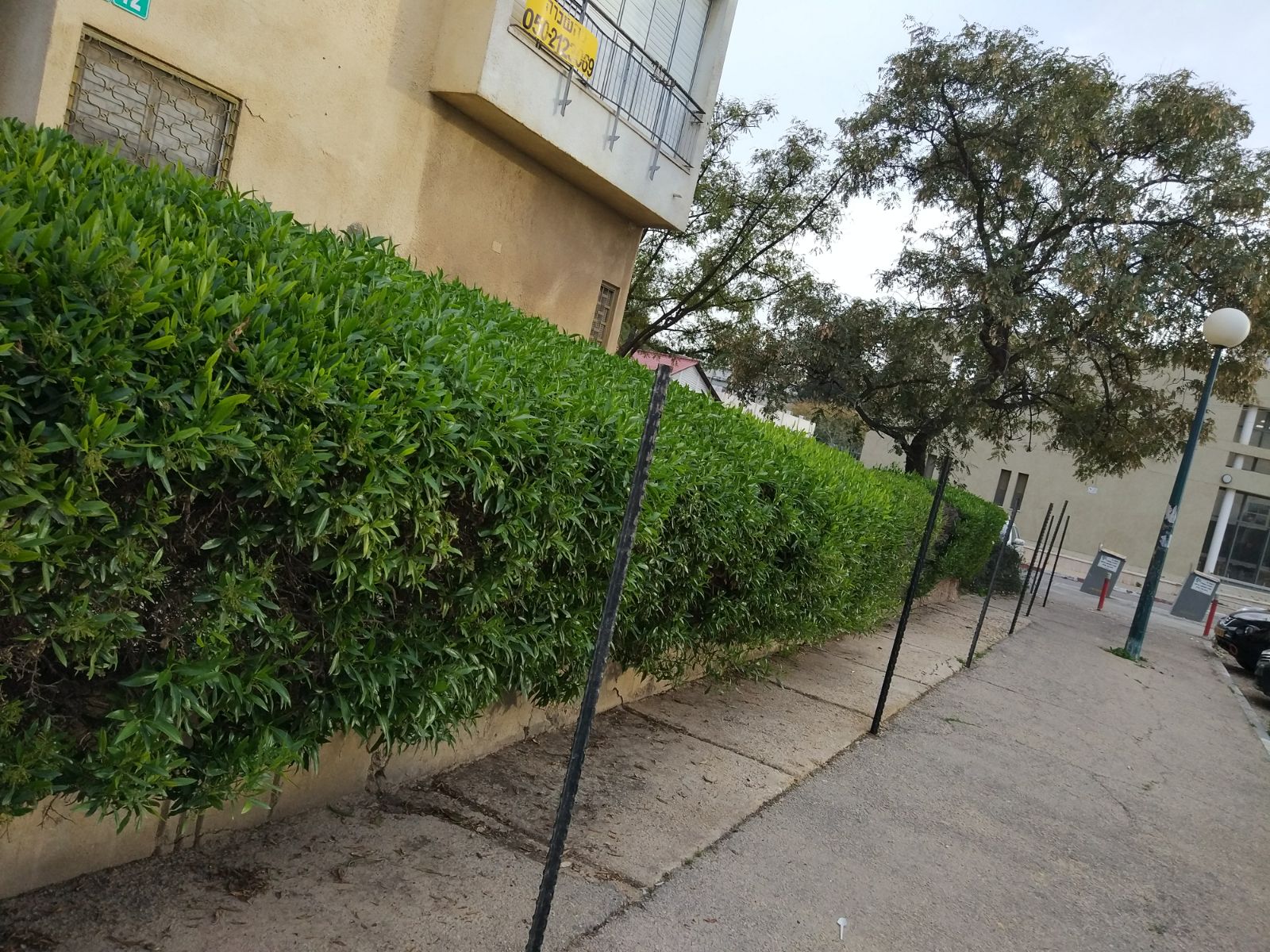 הבוקר כבר הוצבו גדרות למנוע כניסת דיירים לבניין 