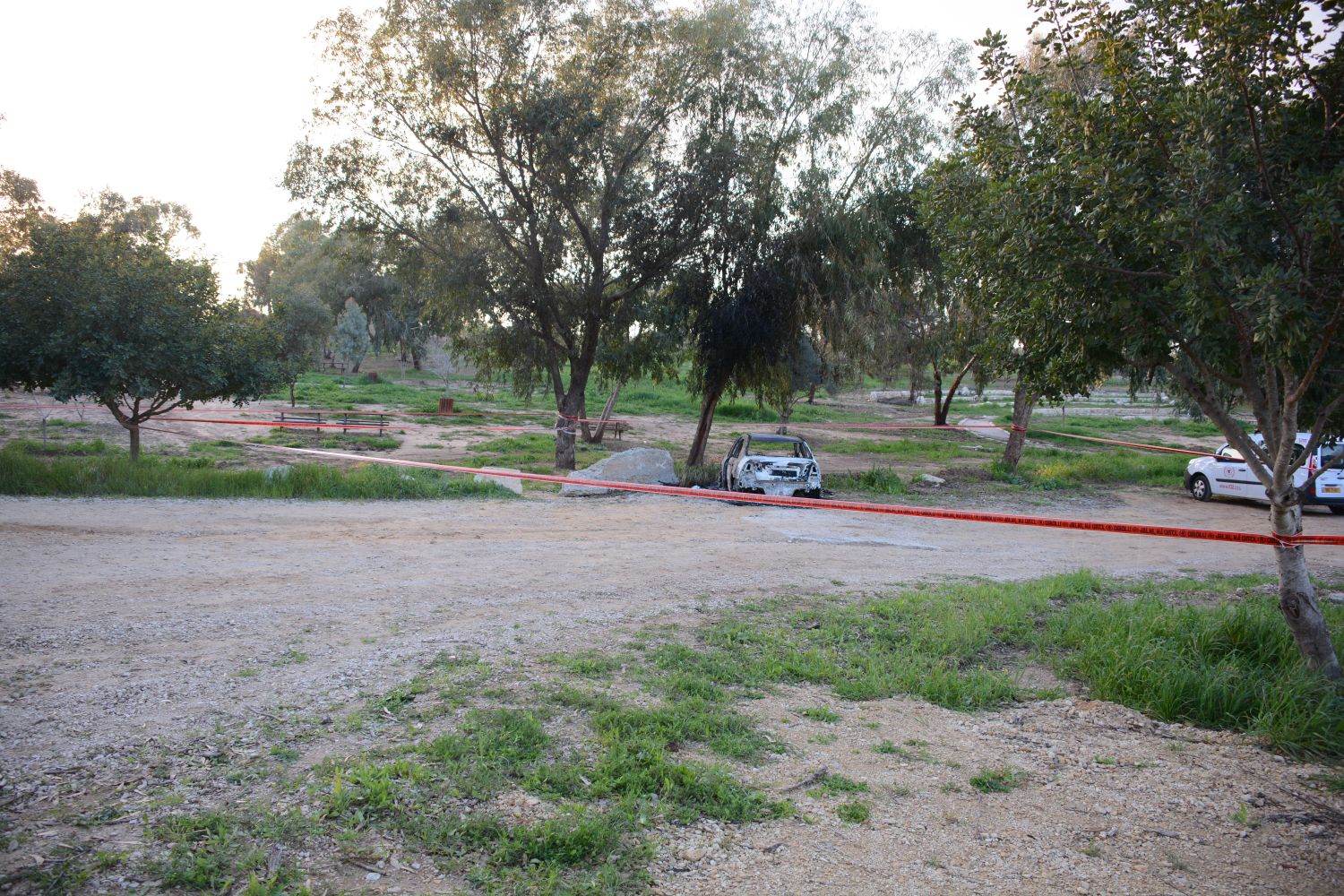 זירת הרצח, עם הרכב המפוייח (צילום: דוברות המשטרה)