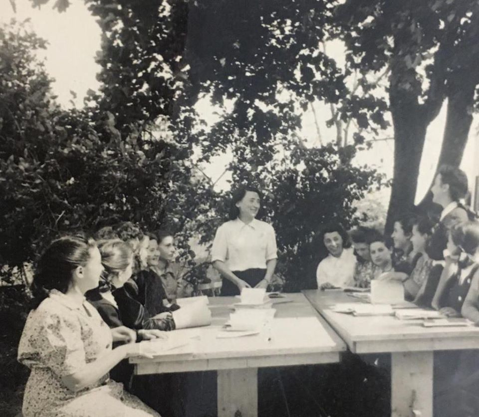 סבתו של אמיר מלמדת בבית הספר לפליטים בשטוקהולם (צילום: אלבום משפחתי)