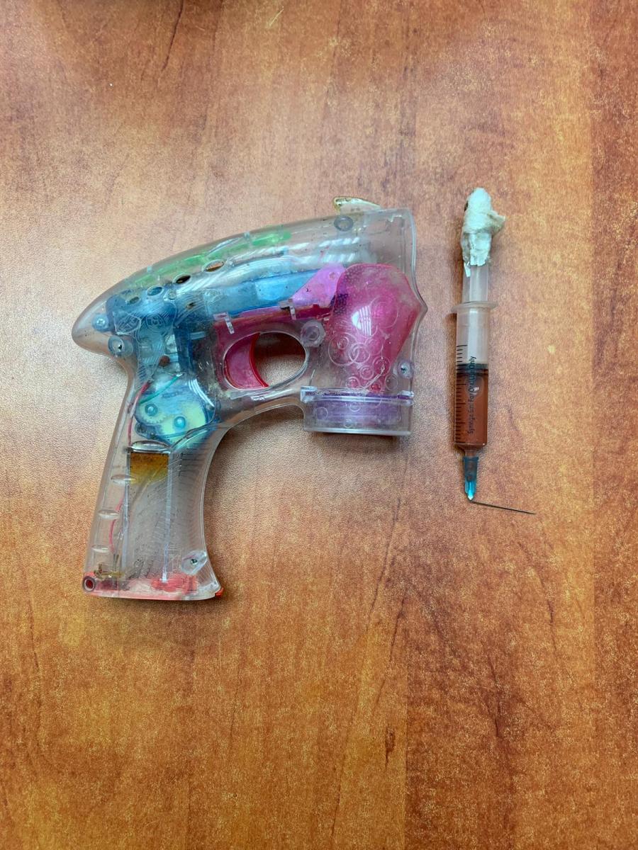 אקדח צעצוע ומזרק עם נוזל אדום. כלי השוד (צילום: משטרת ישראל)